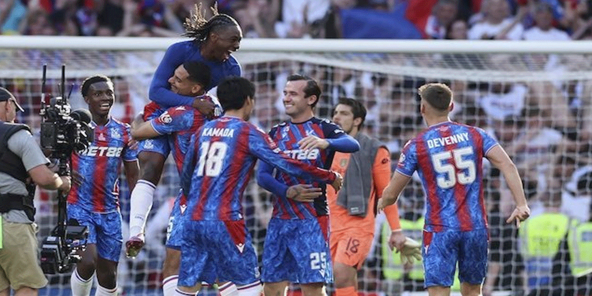 Menjadi Pahlawan dan Mencetak Sejarah di Crystal Palace